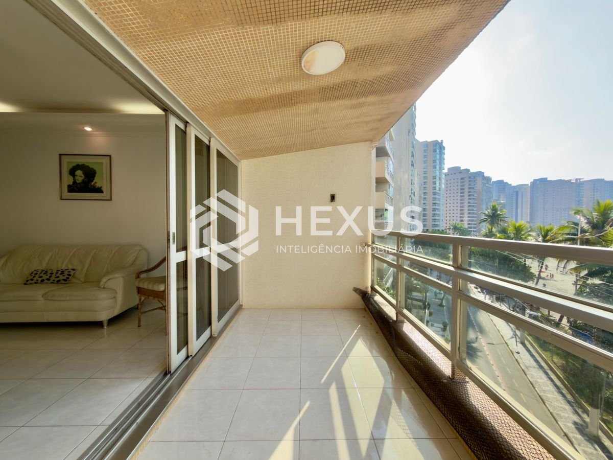 Foto 3 de Apartamento reformado frente mar com varanda vista mar e lazer na região do Galhetas no Jardim Astúrias, Guarujá