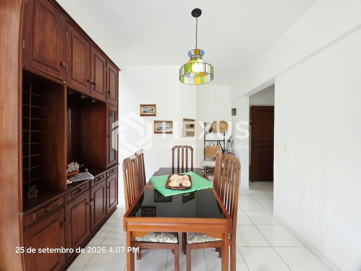 Foto 3 de Apartamento reformado com varanda no Tombo, Guarujá