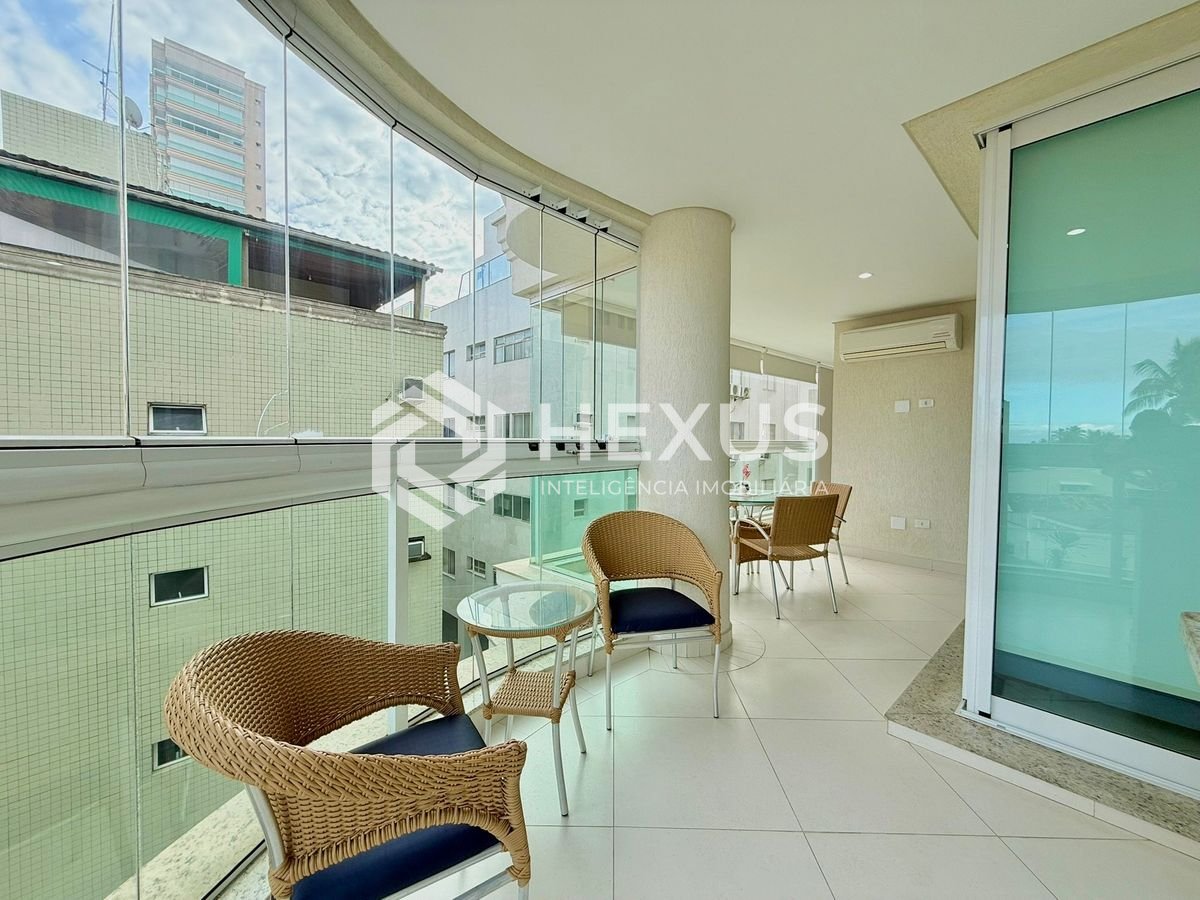 Foto 2 de Apartamento reformado com varanda e lazer a 250m da praia na região da Brunela na Enseada, Guarujá