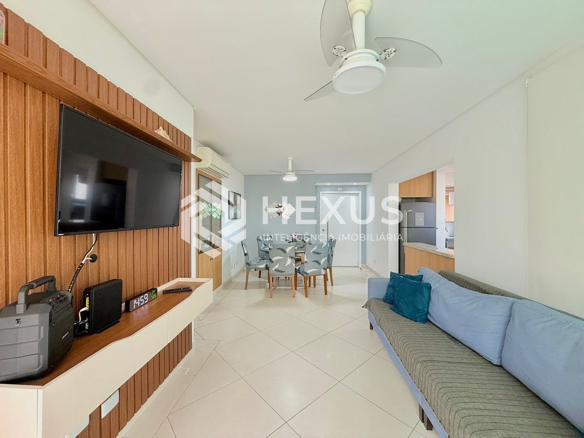 Foto 4 de Apartamento reformado com varanda e lazer a 250m da praia na região da Brunela na Enseada, Guarujá
