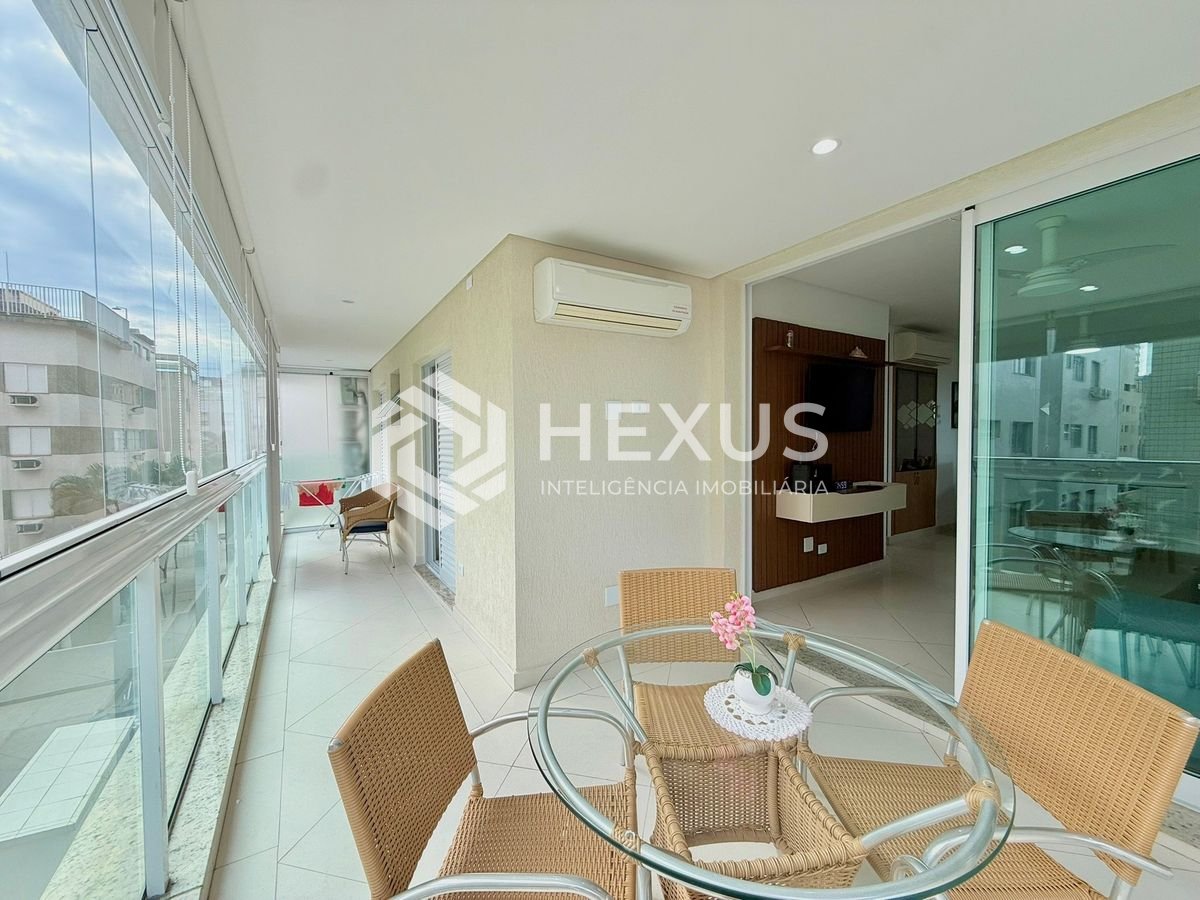 Foto 3 de Apartamento reformado com varanda e lazer a 250m da praia na região da Brunela na Enseada, Guarujá