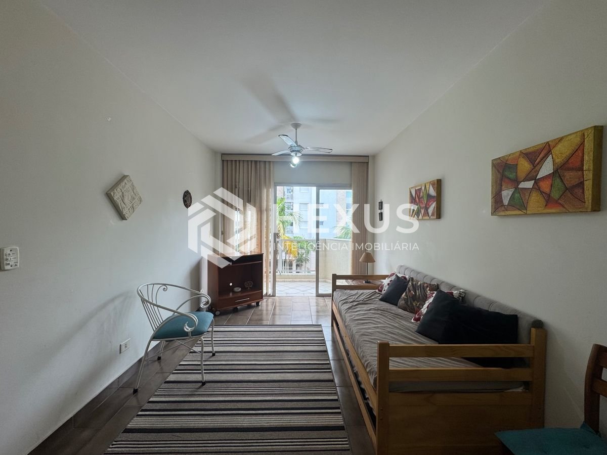 Apartamento reformado com varanda a 200m da praia na Enseada, Guarujá