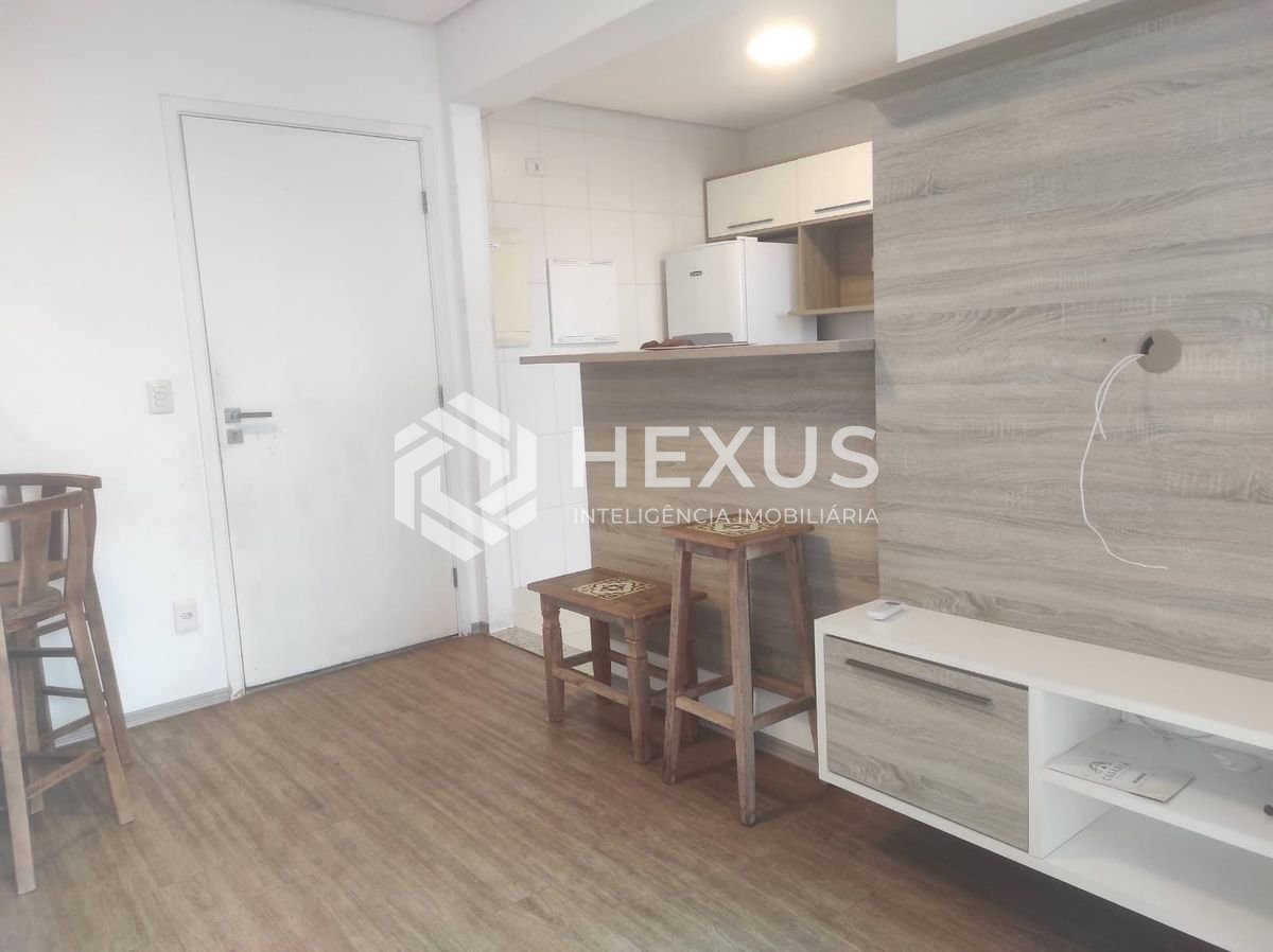 Foto 4 de Apartamento reformado com varanda e lazer a 600m da praia na região do Boqueirão, Guarujá