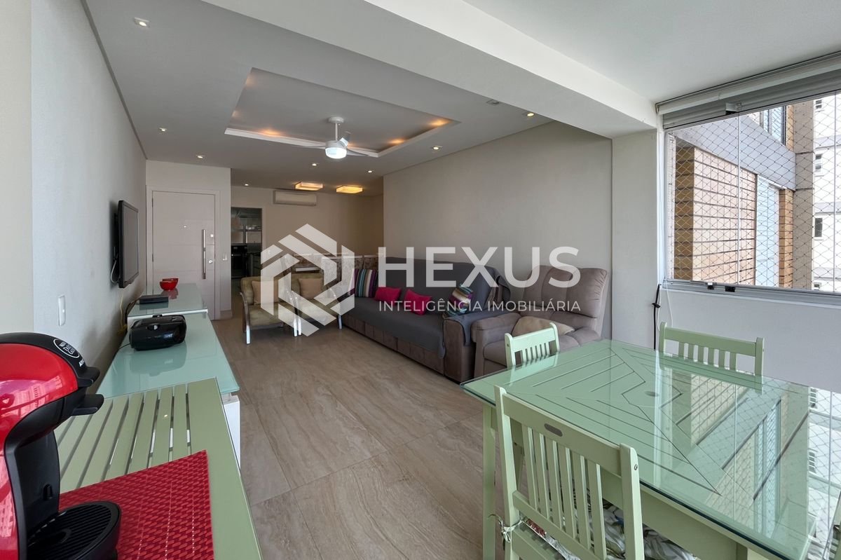 Foto 3 de Apartamento reformado com varanda vista mar e lazer nas Pitangueiras, Guarujá