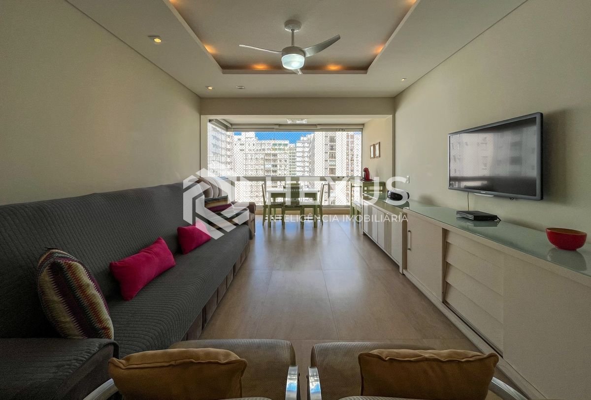 Foto 4 de Apartamento reformado com varanda vista mar e lazer nas Pitangueiras, Guarujá