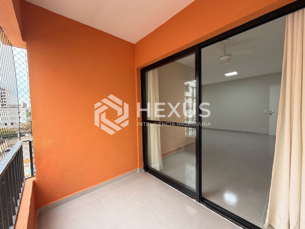 Foto 4 de Apartamento reformado com varanda e lazer a 500m da praia na região da Vila Julia na Enseada, Guarujá