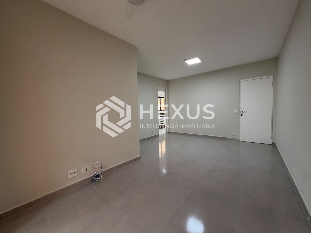 Foto 3 de Apartamento reformado com varanda e lazer a 500m da praia na região da Vila Julia na Enseada, Guarujá