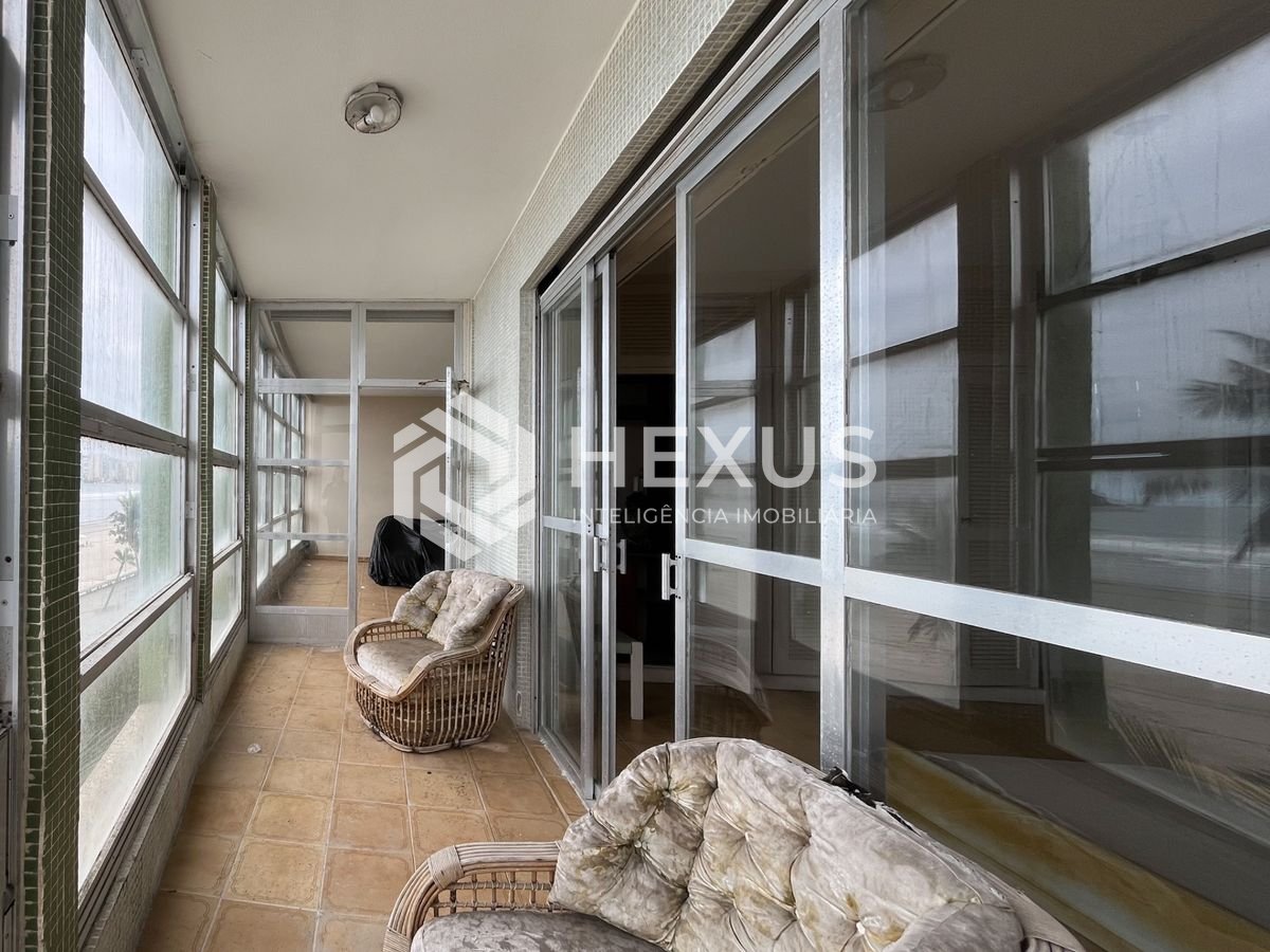 Foto 4 de Apartamento frente mar com varanda vista mar e lazer nas Pitangueiras, Guarujá