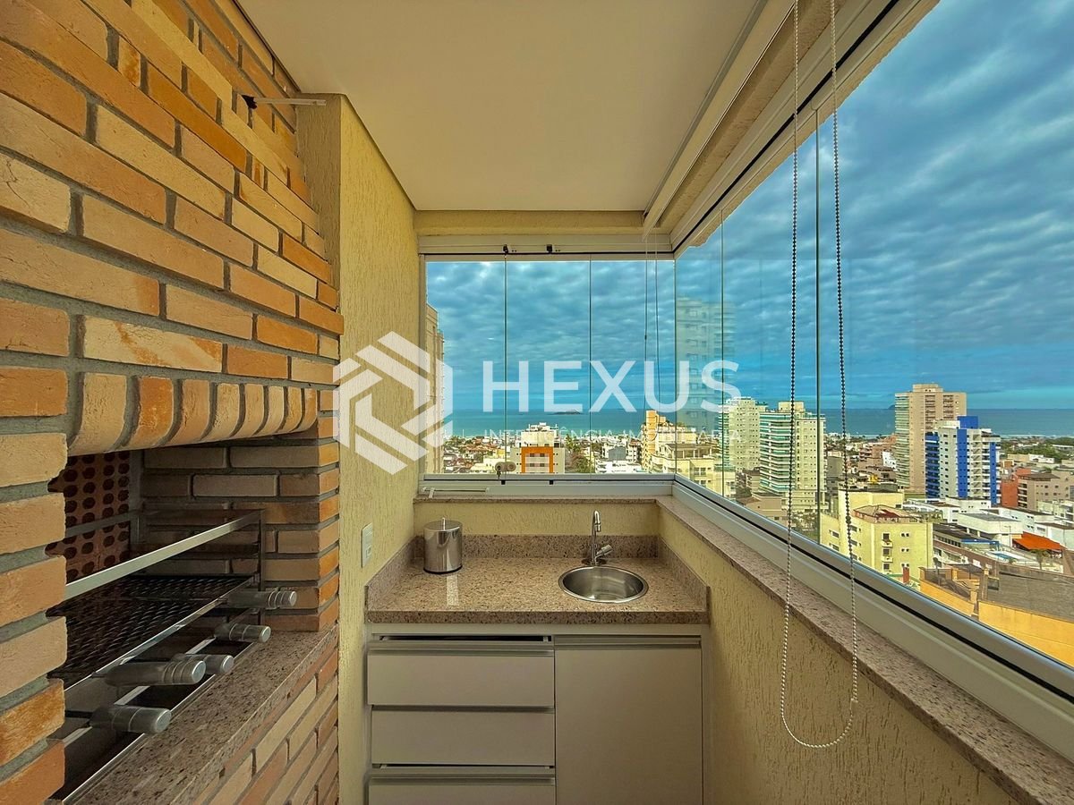 Foto 3 de Apartamento reformado com varanda vista mar e lazer a 400m da praia na região da Brunela na Enseada, Guarujá