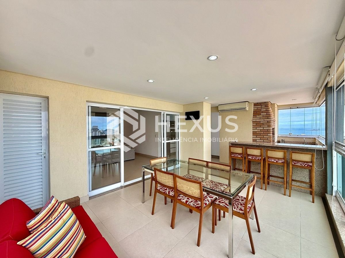 Foto 4 de Apartamento reformado com varanda vista mar e lazer a 400m da praia na região da Brunela na Enseada, Guarujá