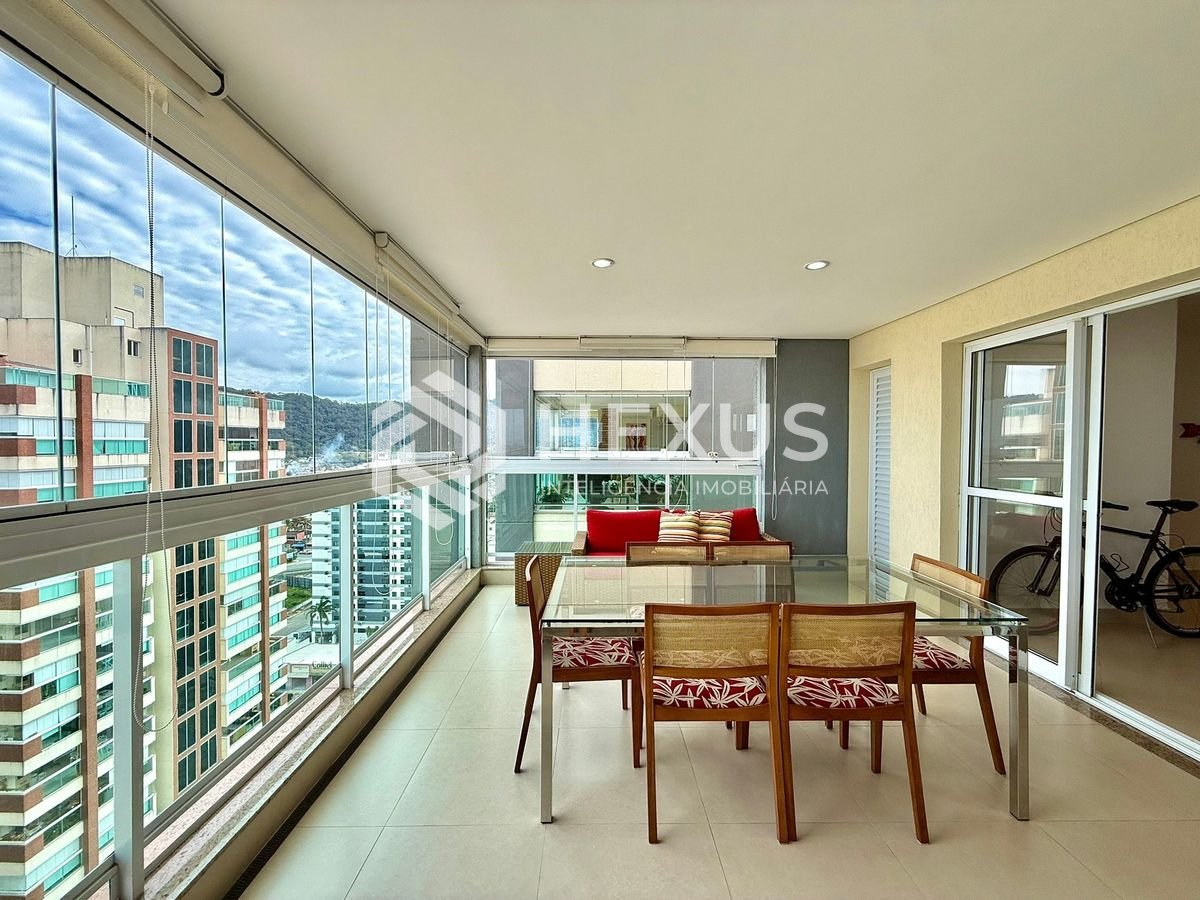 Foto 5 de Apartamento reformado com varanda vista mar e lazer a 400m da praia na região da Brunela na Enseada, Guarujá