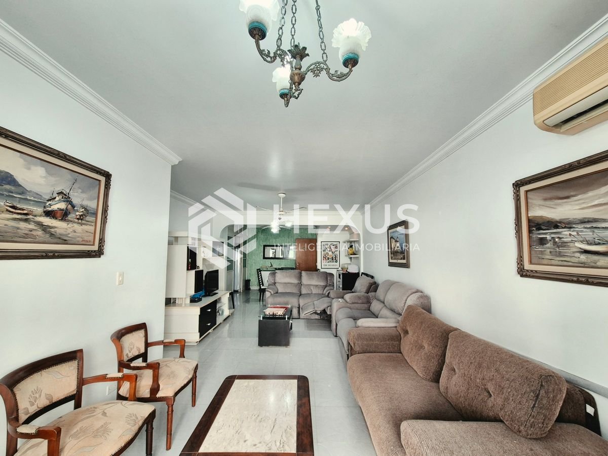 Foto 2 de Apartamento com varanda e lazer a 1 quadra da praia nas Pitangueiras, Guarujá