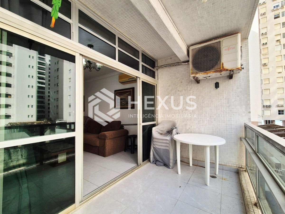Foto 4 de Apartamento com varanda e lazer a 1 quadra da praia nas Pitangueiras, Guarujá