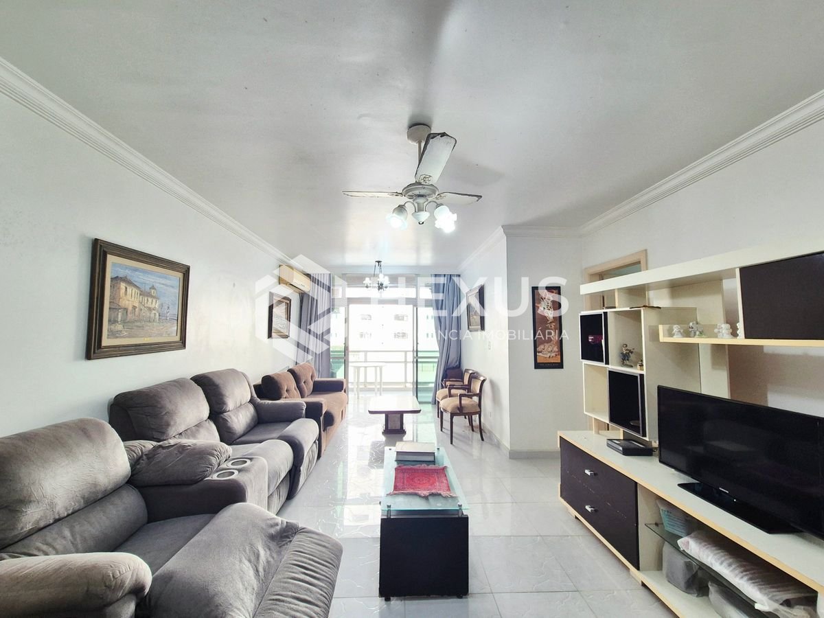Foto 3 de Apartamento com varanda e lazer a 1 quadra da praia nas Pitangueiras, Guarujá