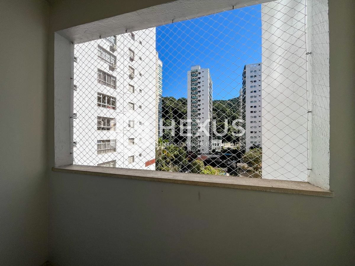 Foto 3 de Apartamento com varanda e lazer a 1 quadra da praia na região da Barra Funda nas Pitangueiras, Guarujá