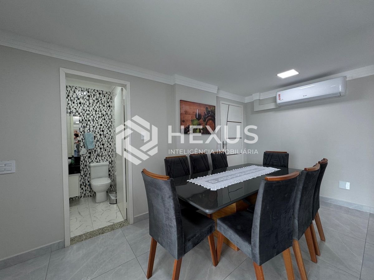 Foto 3 de Cobertura reformado com varanda a 150m da praia nas Pitangueiras, Guarujá