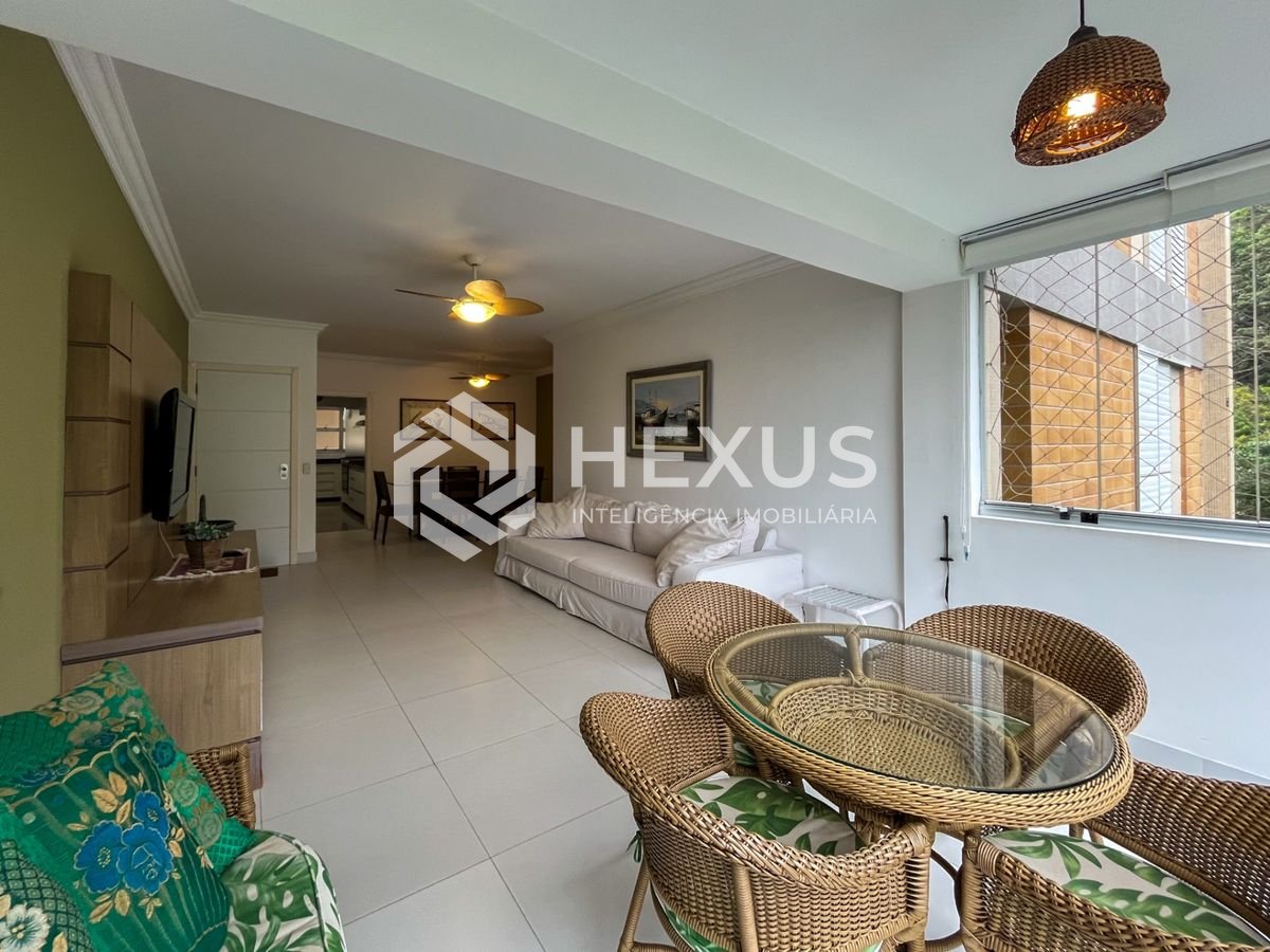 Foto 3 de Apartamento reformado com varanda vista mar e lazer nas Pitangueiras, Guarujá