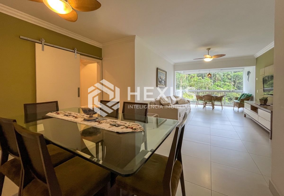 Apartamento reformado com varanda vista mar e lazer nas Pitangueiras, Guarujá