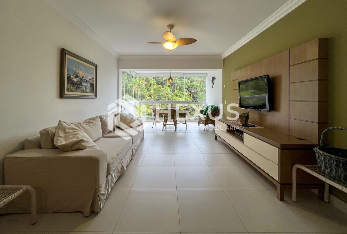 Foto 2 de Apartamento reformado com varanda vista mar e lazer nas Pitangueiras, Guarujá