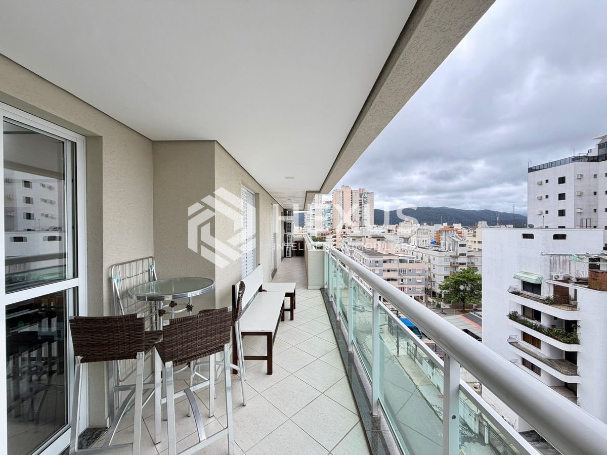 Foto 3 de Apartamento reformado com varanda gourmet a 350m da praia na Enseada, Guarujá