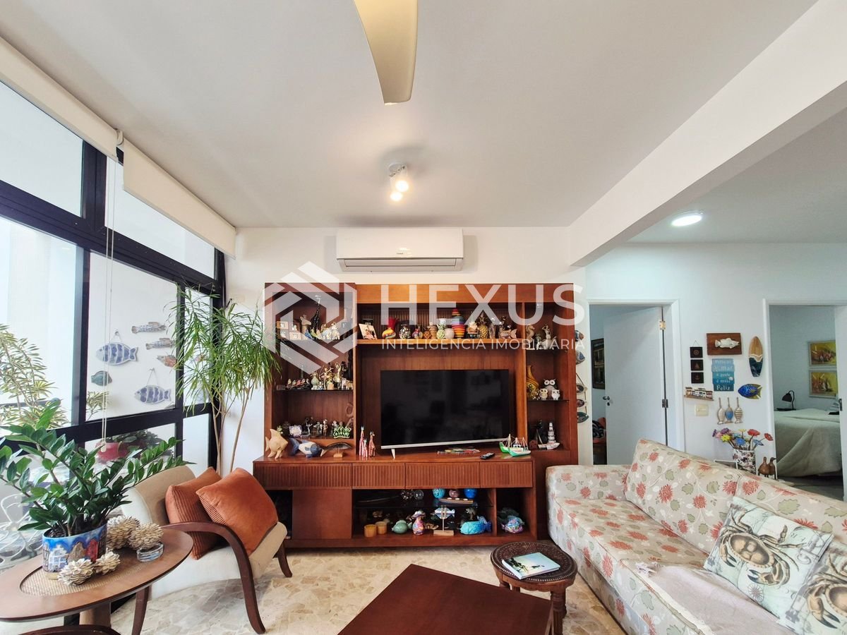 Foto 4 de Apartamento reformado com varanda vista mar e lazer a 1 quadra da praia nas Pitangueiras, Guarujá