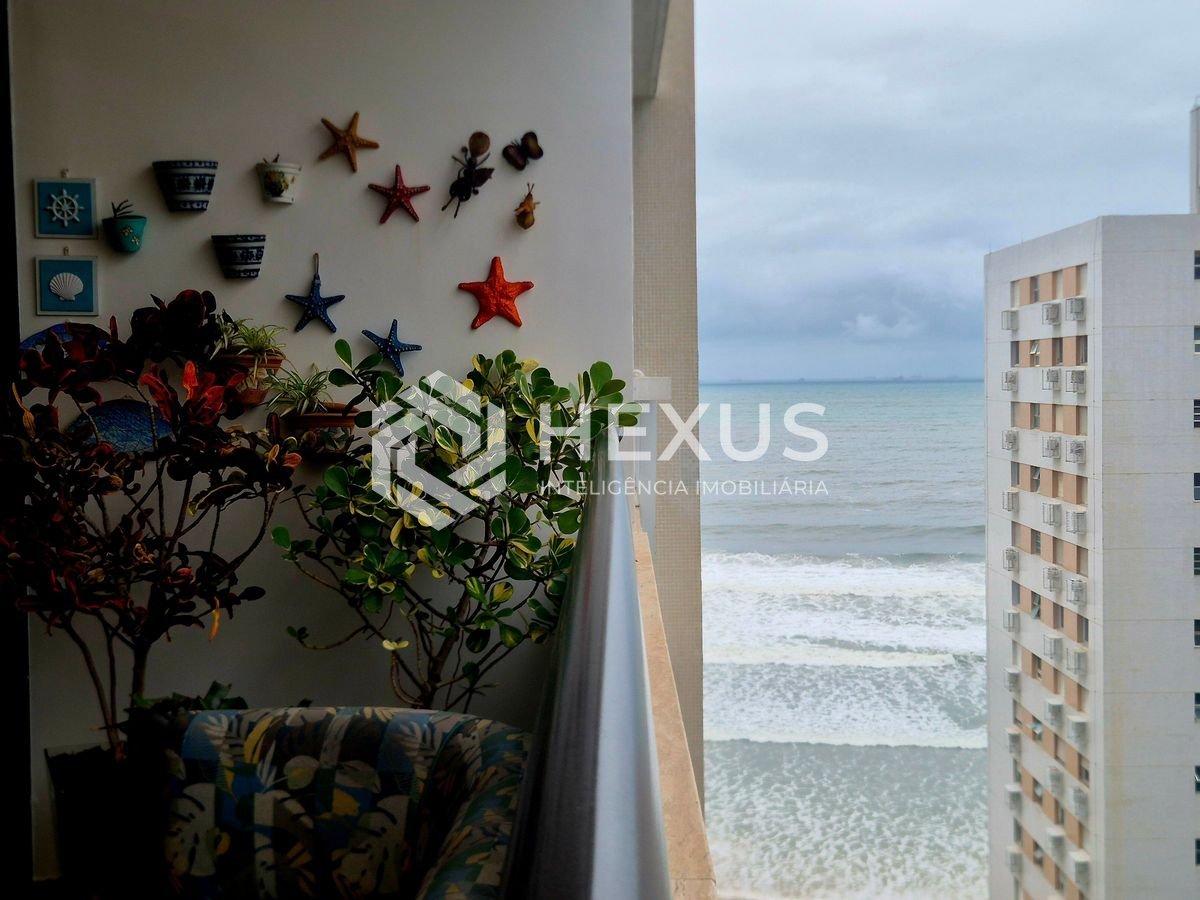 Foto 2 de Apartamento reformado com varanda vista mar e lazer a 1 quadra da praia nas Pitangueiras, Guarujá