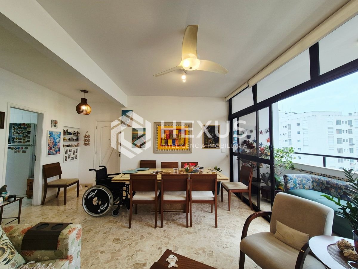 Foto 3 de Apartamento reformado com varanda vista mar e lazer a 1 quadra da praia nas Pitangueiras, Guarujá