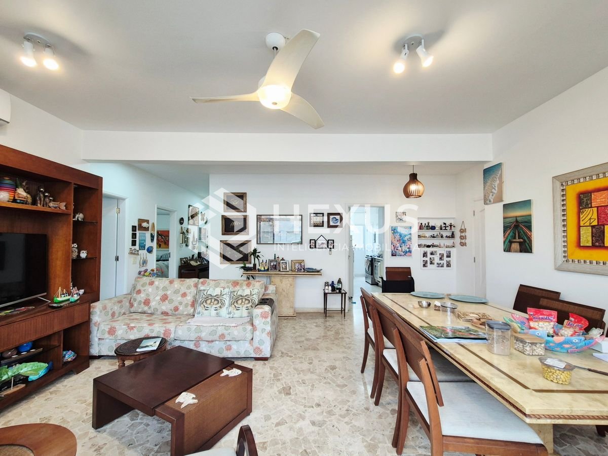 Foto 5 de Apartamento reformado com varanda vista mar e lazer a 1 quadra da praia nas Pitangueiras, Guarujá
