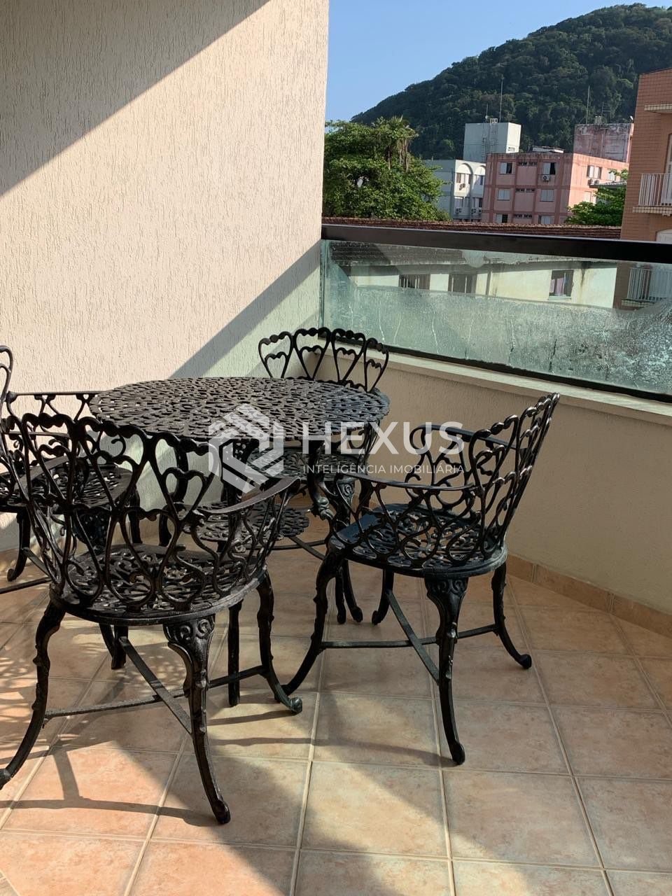 Foto 2 de Apartamento com varanda e lazer na Enseada, Guarujá