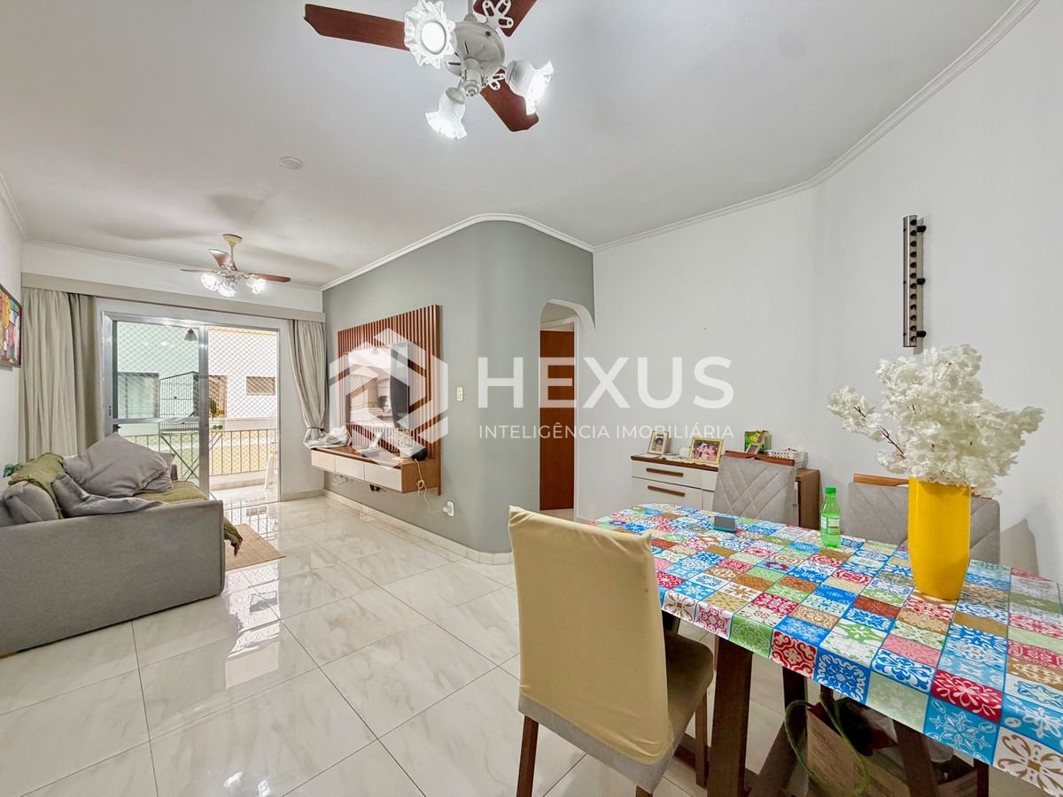 Apartamento com varanda a 400m da praia no Jardim Astúrias, Guarujá