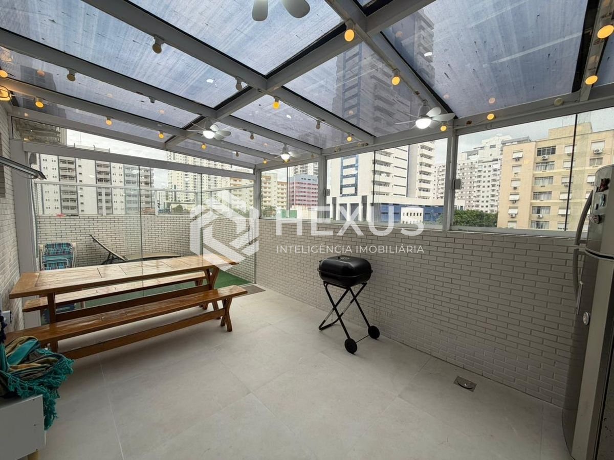 Foto 3 de Apartamento reformado com varanda e lazer a 500m da praia na região do Boqueirão, Santos