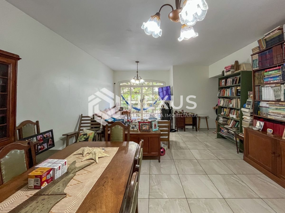 Foto 2 de Apartamento com varanda e lazer a 200m da praia nas Pitangueiras, Guarujá