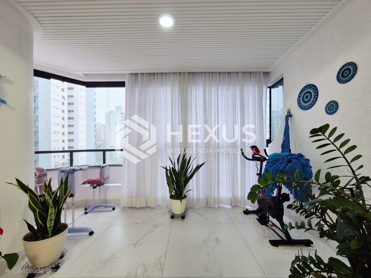 Foto 3 de Apartamento reformado com varanda e lazer a 1 quadra da praia nas Pitangueiras, Guarujá
