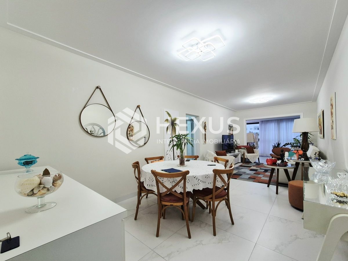 Foto 5 de Apartamento reformado com varanda e lazer a 1 quadra da praia nas Pitangueiras, Guarujá