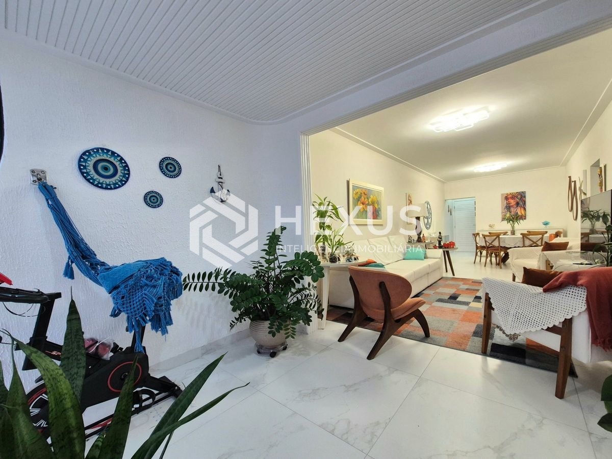 Foto 4 de Apartamento reformado com varanda e lazer a 1 quadra da praia nas Pitangueiras, Guarujá