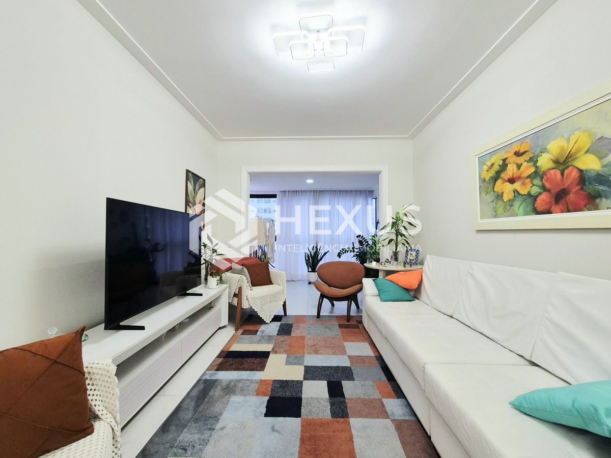 Foto 2 de Apartamento reformado com varanda e lazer a 1 quadra da praia nas Pitangueiras, Guarujá