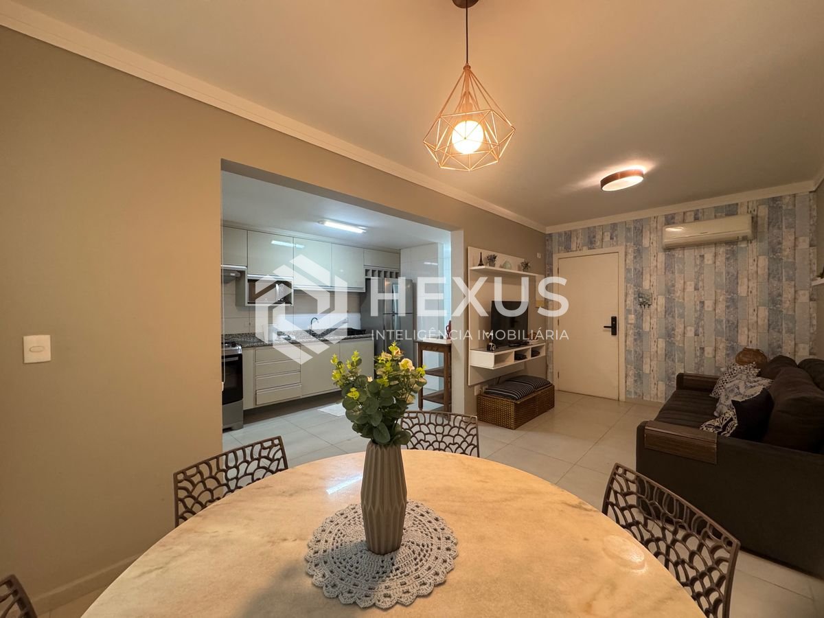 Foto 3 de Apartamento reformado com varanda gourmet a 200m da praia na Enseada, Guarujá