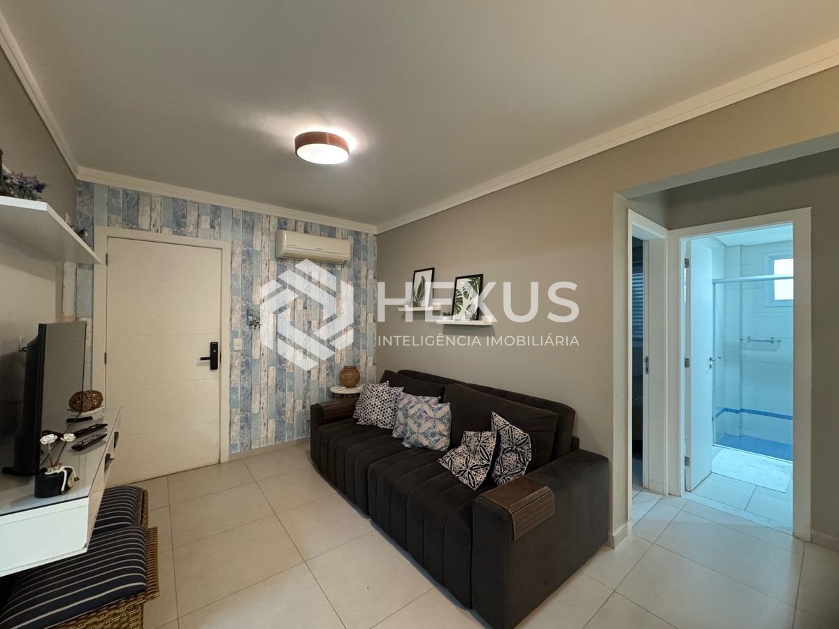 Foto 5 de Apartamento reformado com varanda gourmet a 200m da praia na Enseada, Guarujá