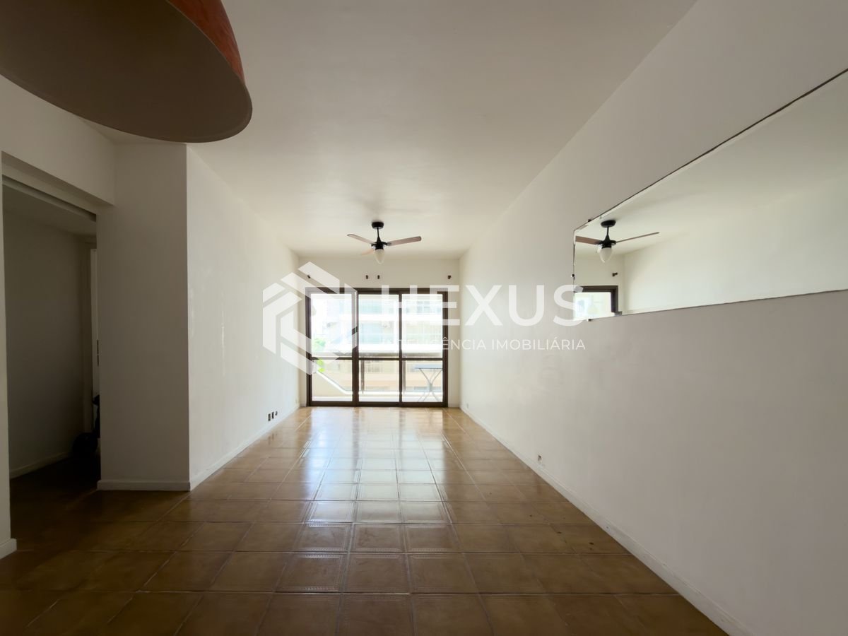 Foto 4 de Apartamento com varanda e lazer a 150m da praia nas Pitangueiras, Guarujá