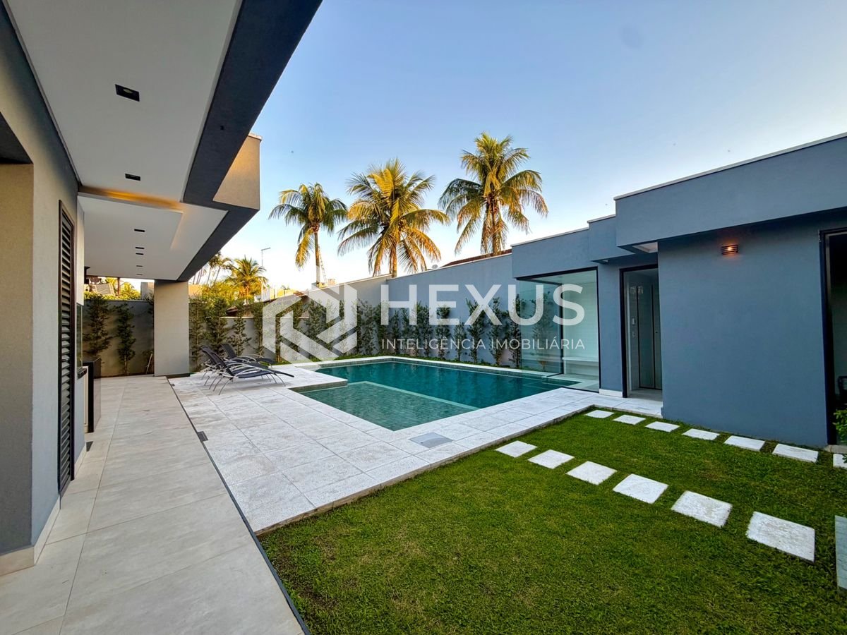 Foto 3 de Casa de alto padrão com piscina e área gourmet no Jardim Acapulco, Guarujá.