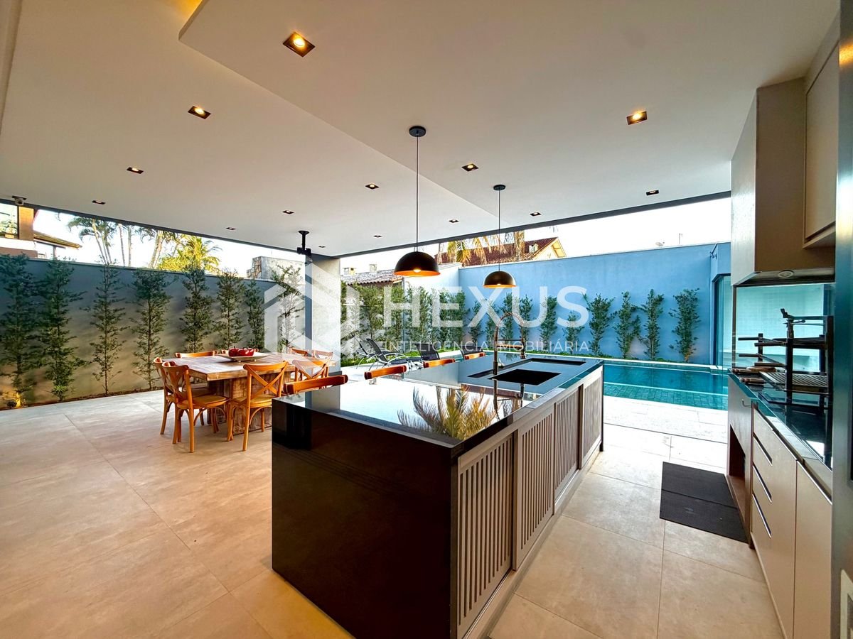 Foto 4 de Casa de alto padrão com piscina e área gourmet no Jardim Acapulco, Guarujá.