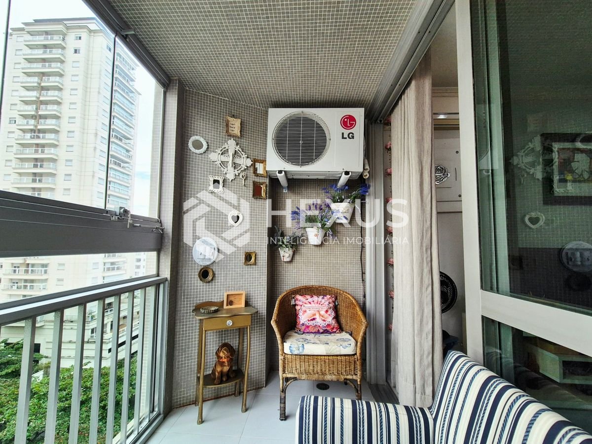 Foto 5 de Apartamento reformado com varanda gourmet nas Pitangueiras, Guarujá