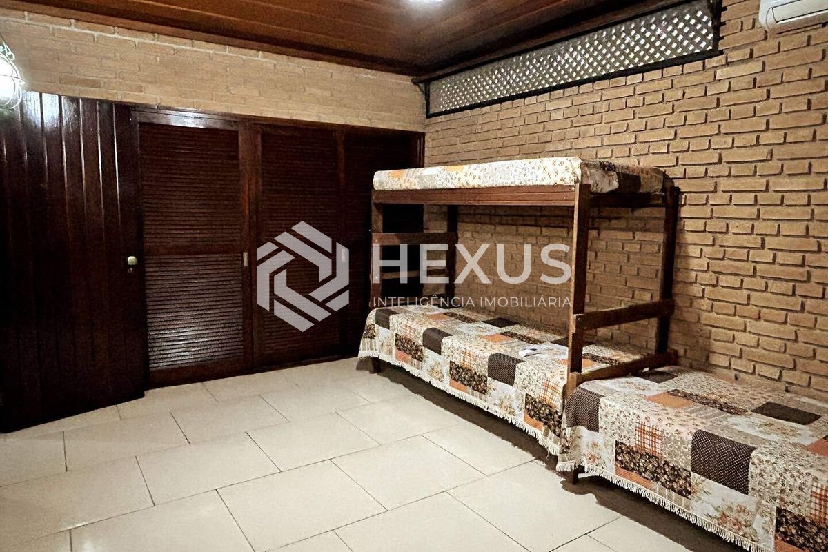 Foto 4 de Casa térrea com piscina a 150m da Praia de Pernambuco, Guarujá
