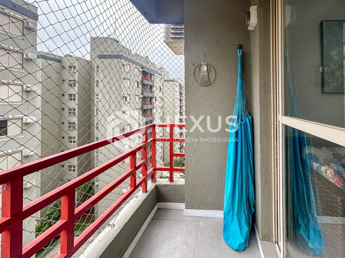 Foto 3 de Apartamento reformado com varanda e lazer a 400m da praia na Enseada, Guarujá