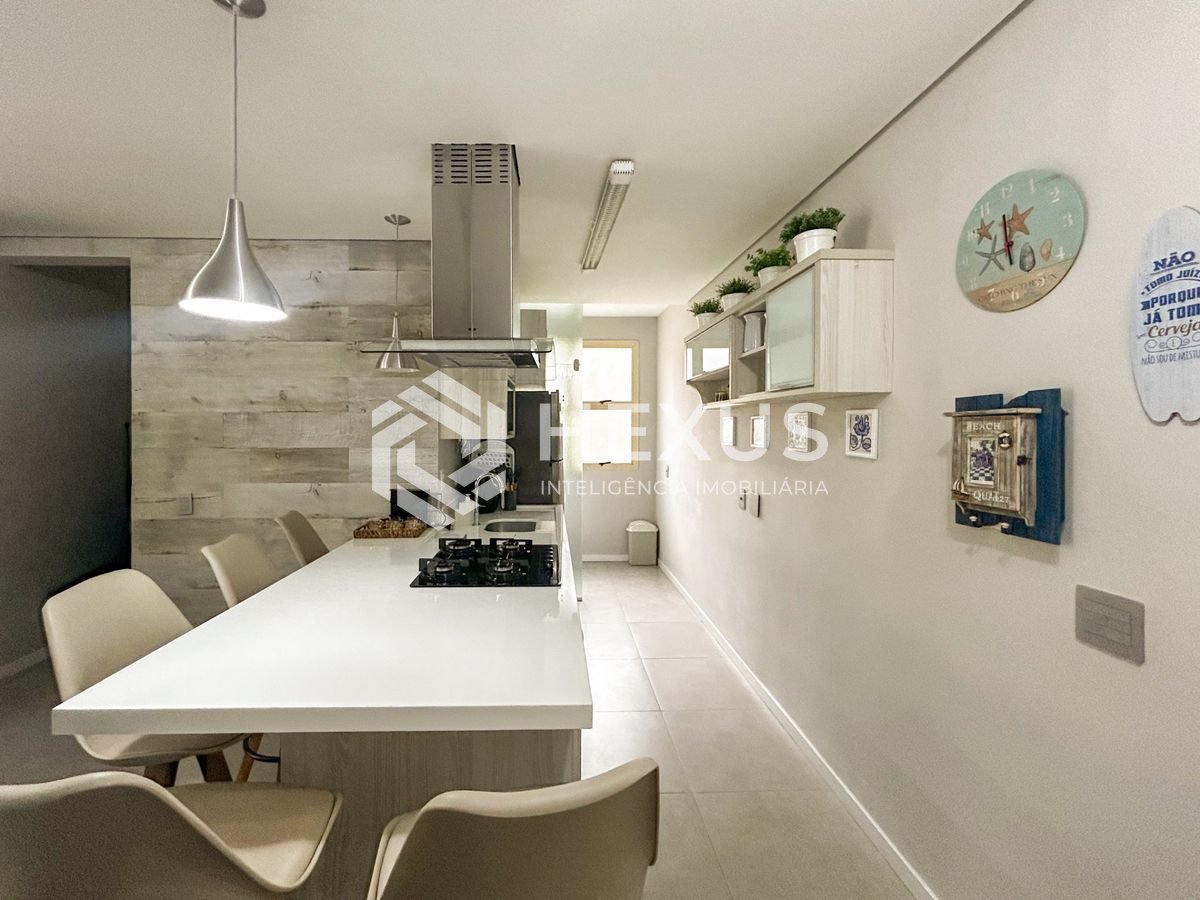 Foto 4 de Apartamento reformado com varanda e lazer a 400m da praia na Enseada, Guarujá
