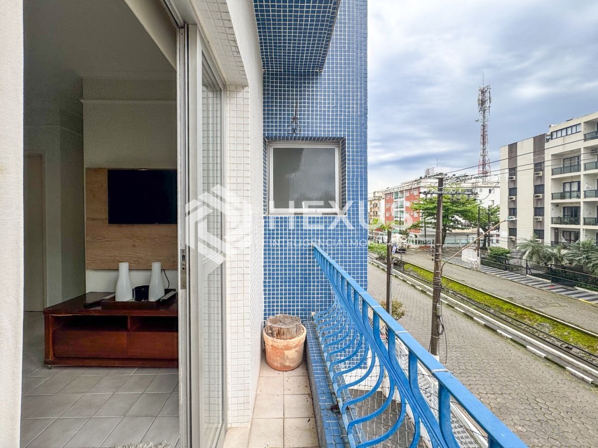 Foto 3 de Apartamento reformado a 400m da praia no Jardim Astúrias, Guarujá