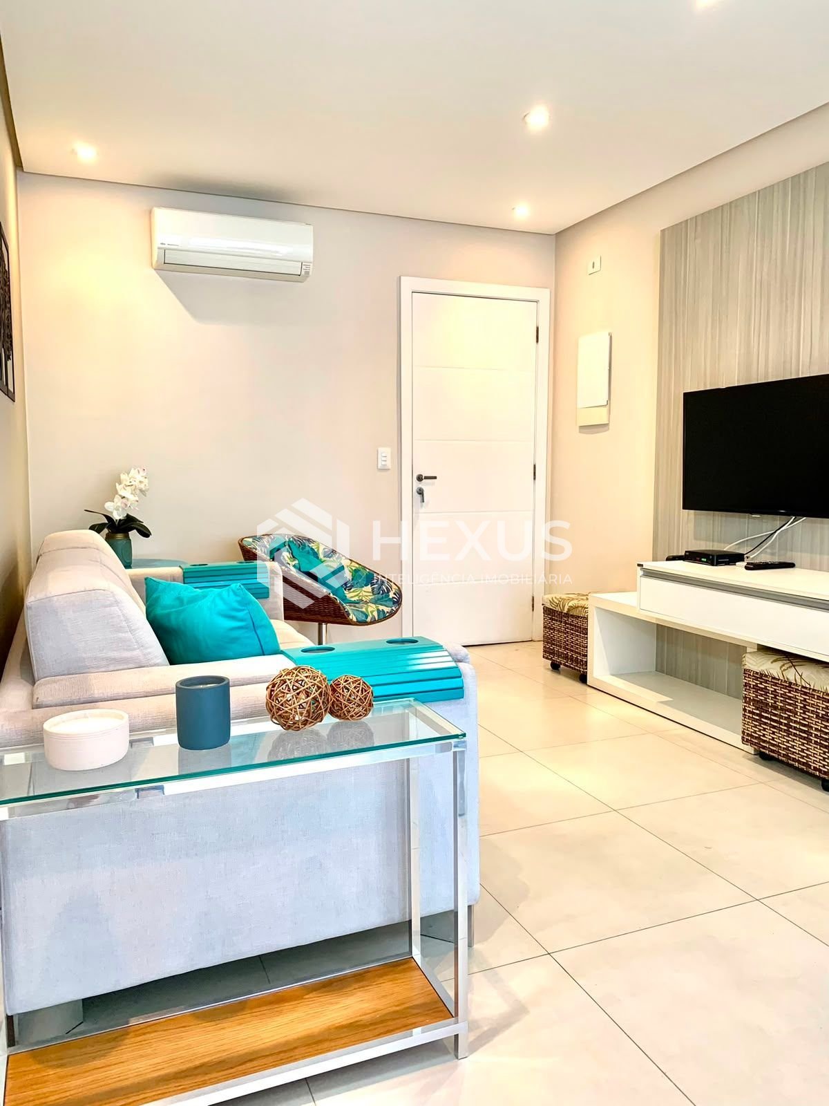 Foto 3 de Apartamento reformado com varanda gourmet a 200m da praia na Enseada, Guarujá