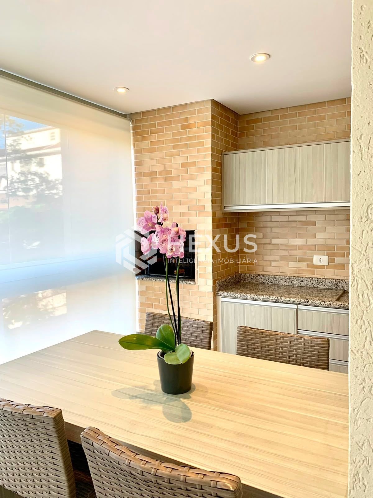 Foto 4 de Apartamento reformado com varanda gourmet a 200m da praia na Enseada, Guarujá