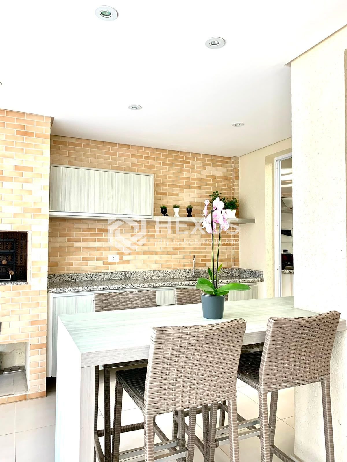 Foto 5 de Apartamento reformado com varanda gourmet a 200m da praia na Enseada, Guarujá