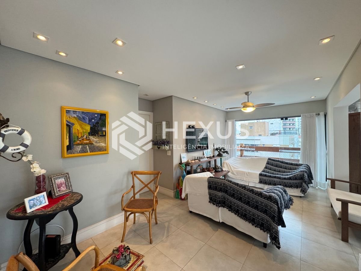 Foto 3 de Apartamento reformado com varanda e lazer a 400m da praia na região da Brunella na Enseada, Guarujá